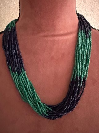 Collar artesanal multicapa azul y verde
