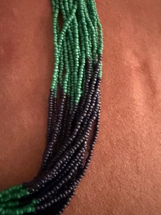 Collar artesanal multicapa azul y verde