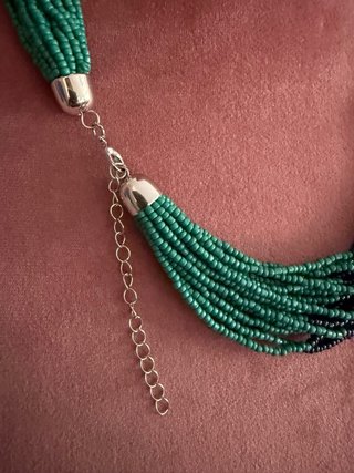 Collar artesanal multicapa azul y verde