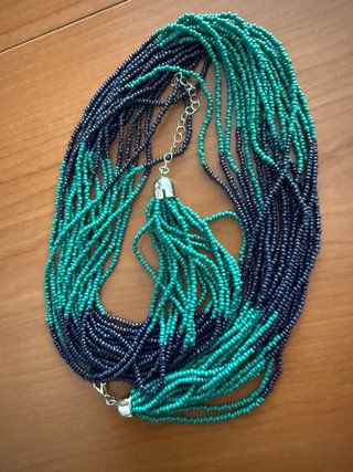 Collar artesanal multicapa azul y verde
