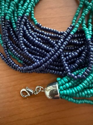 Collar artesanal multicapa azul y verde