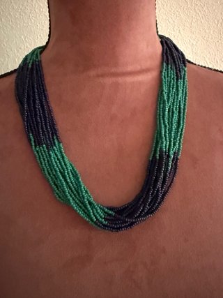 Collar artesanal multicapa azul y verde