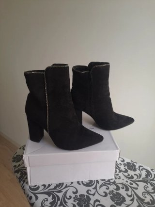 Botines Negros con Detalles Plateados