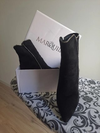 Botines Negros con Detalles Plateados