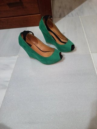 Zapatos de cuña Zara verdes