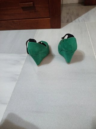 Zapatos de cuña Zara verdes