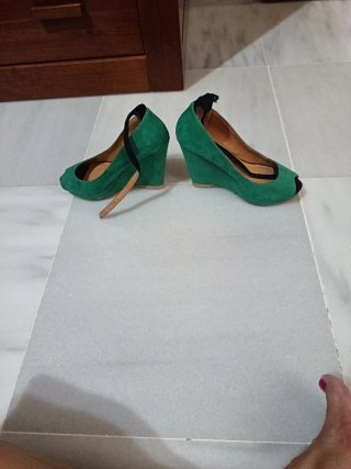Zapatos de cuña Zara verdes