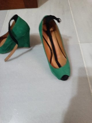 Zapatos de cuña Zara verdes