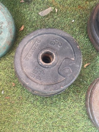 Discos de pesas 5kg, 3kg y 2kg + banco