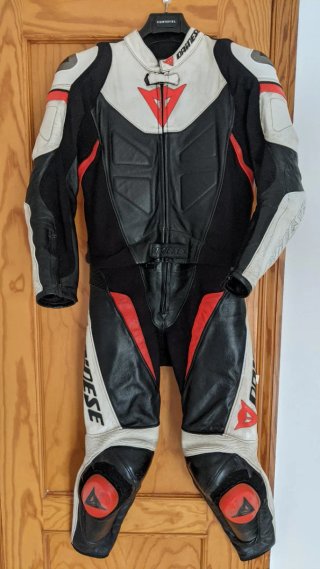 Mono Dainese AVRO 2 piezas T.48