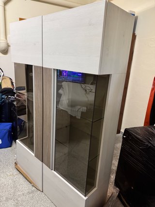 Credenza con ripiani in vetro
