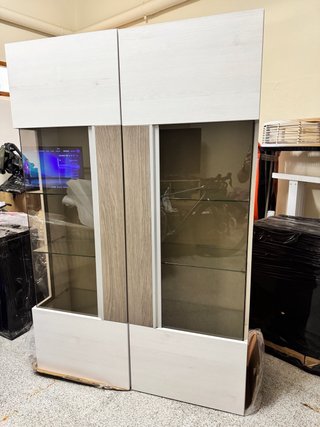 Credenza con ripiani in vetro