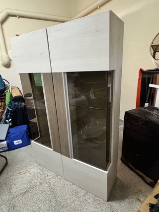 Credenza con ripiani in vetro