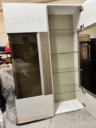 Credenza con ripiani in vetro