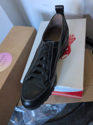 Zapatos de vestir cómodos.
