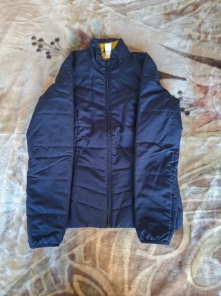 Chaqueta deportiva azul y amarilla