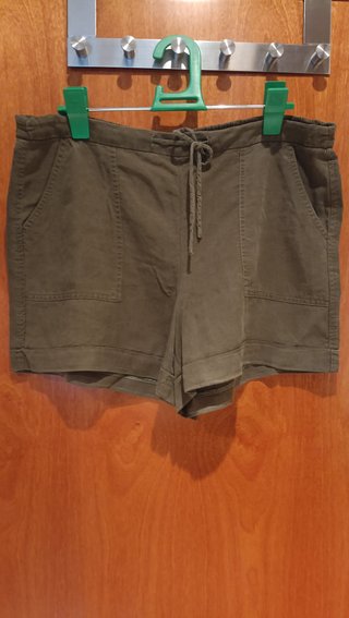 Pantalón corto verde caqui