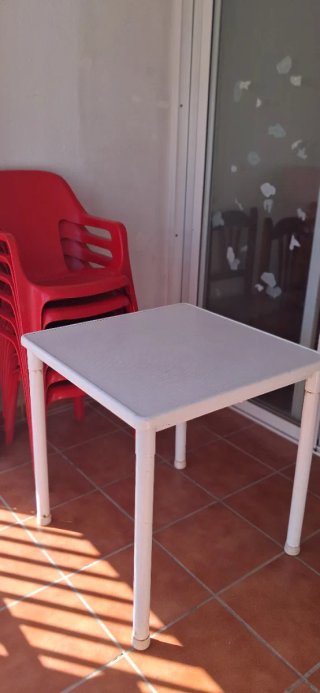 Mesa de patio blanca