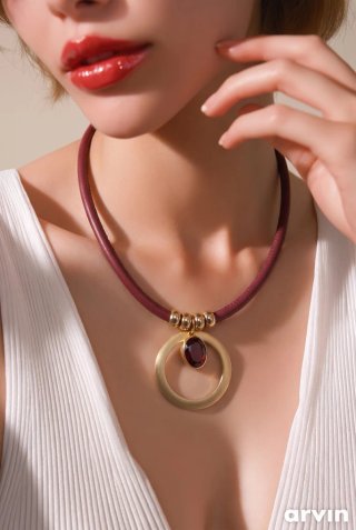 Collar de cuero con colgante de granate