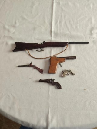 Escopeta y 4 pistolas de juguete