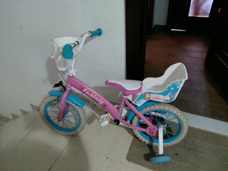Bicicleta infantil rosa con asiento trasero