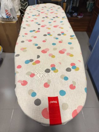 Mesa de plancha de madera y metal