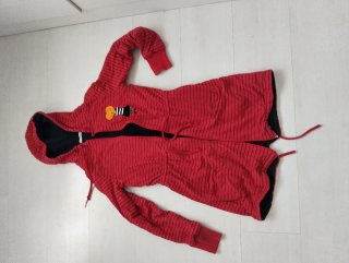 Bata de casa a rayas rojas