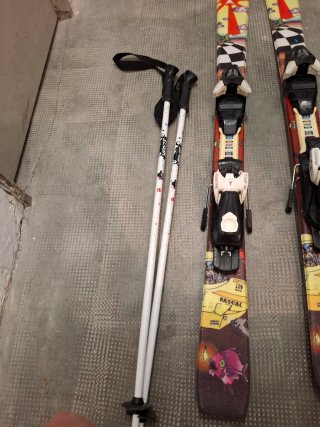 Esquís infantiles,botas,casco y bastones