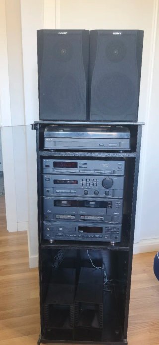 Torre de Sonido Sony con Tocadiscos y mueble.