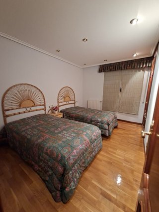 Colchas y cortinas de tela y ratán