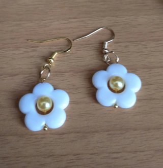 Orecchini a forma di fiore fatti a mano