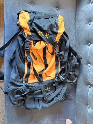 Mochila de Trekking Negra y Naranja