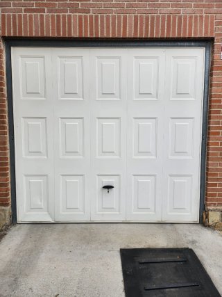 Puerta de Garaje Blanca con Muelles