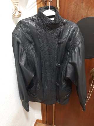 Cazadora de cuero negra