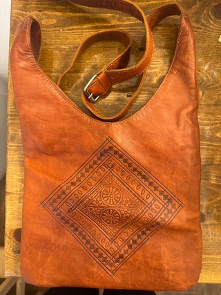 Bolso de piel con grabado