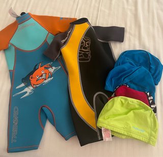 2 neoprenos niño y 4 gorros natación
