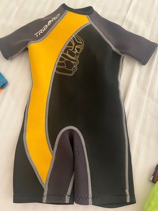 2 neoprenos niño y 4 gorros natación