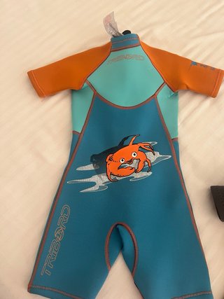 2 neoprenos niño y 4 gorros natación