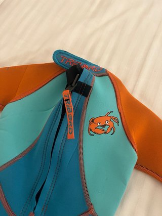 2 neoprenos niño y 4 gorros natación