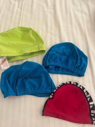 2 neoprenos niño y 4 gorros natación