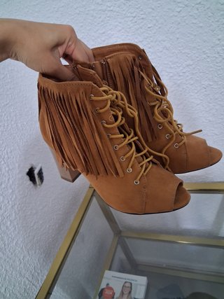 Botines Marrones con Flecos y Tacón