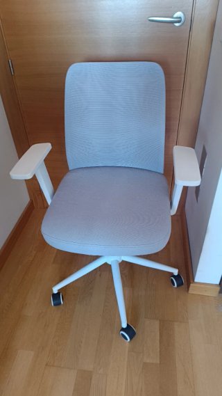 Silla de escritorio ergonómica blanca y gris