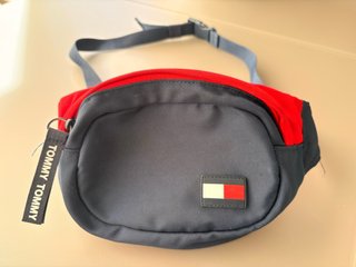 Riñonera Tommy Hilfiger Azul y Roja