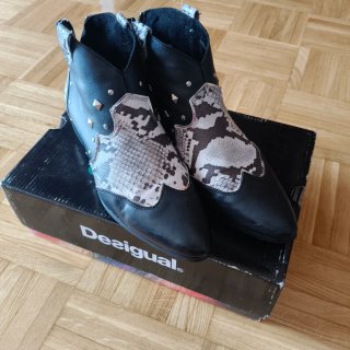 Botines Desigual Piel Serpiente Tachuelas