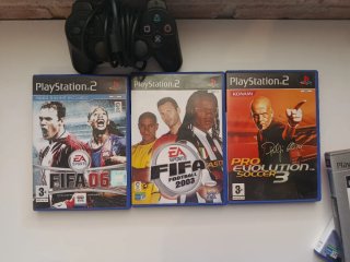 Consola PlayStation 2 con 2 mandos y juego