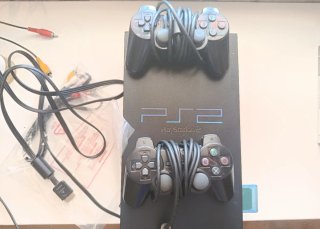 Consola PlayStation 2 con 2 mandos y juego