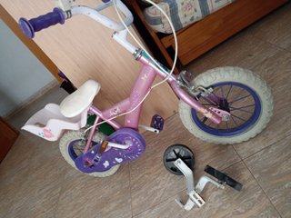Bicicleta infantil rosa con ruedines