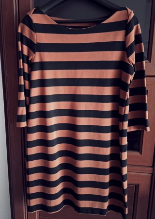 Vestido de rayas azul marino y marrón