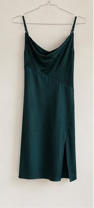Vestido verde tirantes con abertura
