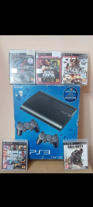 PlayStation 3 con 4 giochi e 2 controller
